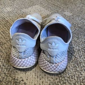 Worn women’s 8.5 adidas deerupts